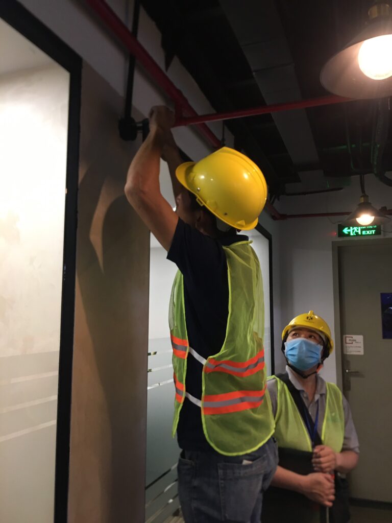 Trước khi bàn giao công trình, các kỹ thuật viên sẽ kiểm tra chi tiết để đảm bảo điện hoạt động ổn định