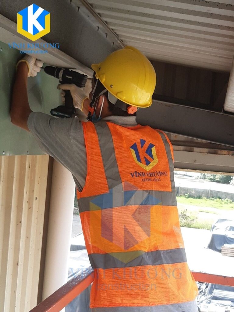 Công nhân thi công được trang bị để đảm bảo an toàn lao động trong công trình