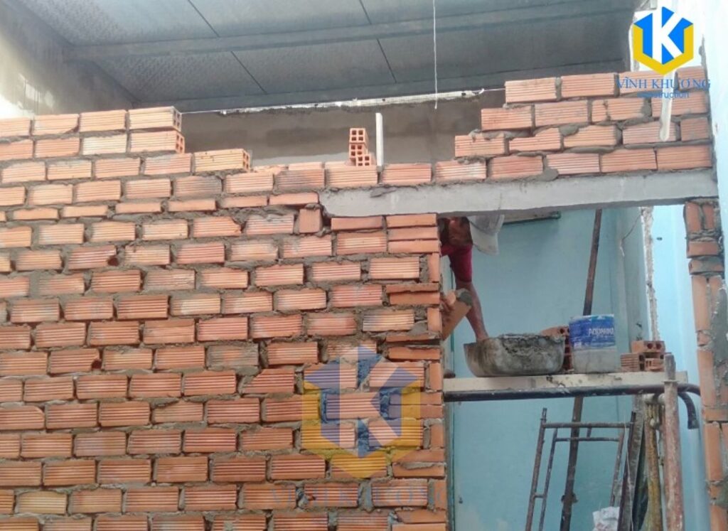Công nhân VKCONS tiến hành dựng những khoảng tường mới cho căn nhà phố tại quận 8