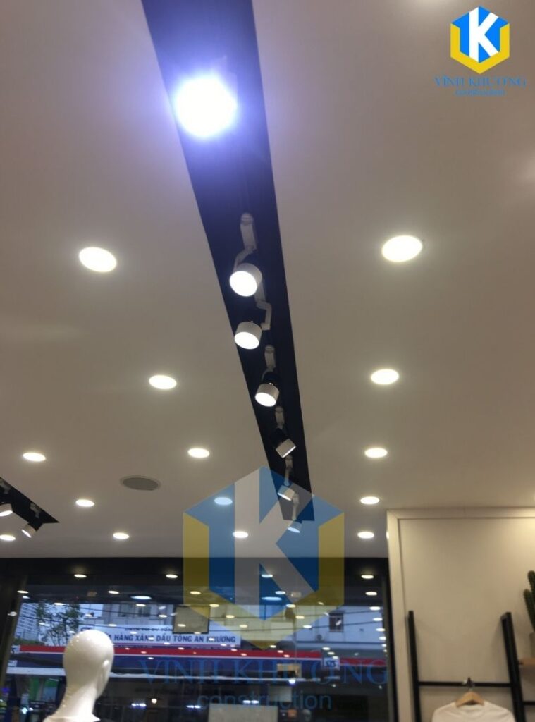 Trần được lắp đặt đèn nhiều để tăng hiệu ứng cho căn Shophouse